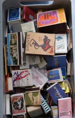 une boîte remplie de livres et d'autres objets