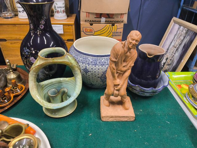 Une sculpture en terre cuite « vieux cru », une verseuse en grès,...