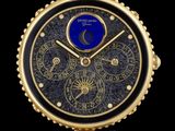 un gros plan d'une montre-bracelet en or avec un cadran bleu