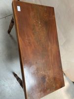 Une TABLE à jeu en acajou, le plateau basculant. (photo 2)