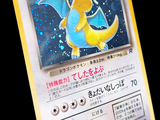 un gros plan d'une carte Pokémon sur laquelle figure un dragon