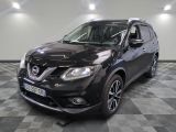 Le SUV Nissan noir est garé dans le garage, sur un sol à damier.