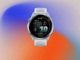 une montre connectée blanche sur fond bleu et orange