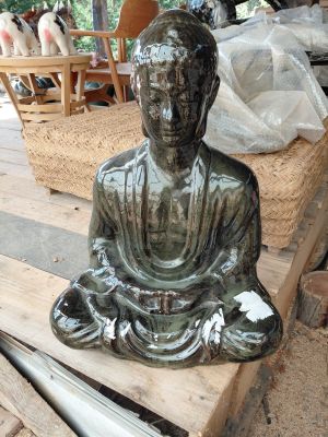 une statue de Bouddha assis sur une table en bois