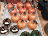 de nombreux types de vases sur la table