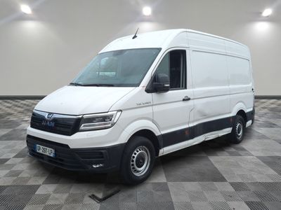 la camionnette blanche est garée sur le sol en damier d'une pièce