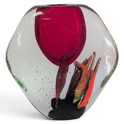 un vase en verre contenant une fleur rouge