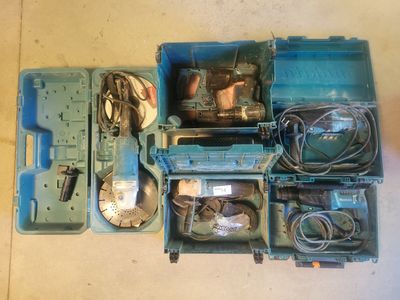 une boîte bleue contenant tout un tas d'outils