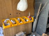 un garage avec tout un tas de cartons et un casque accroché au mur