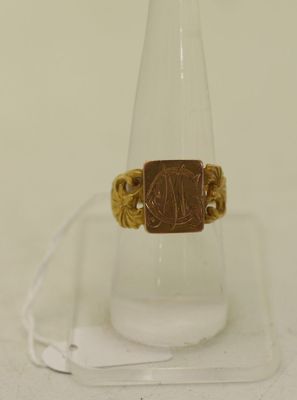 une bague en or sur laquelle est gravé un éléphant