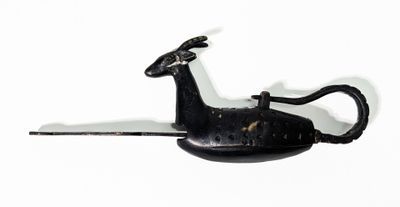 un cheval noir couché par terre