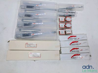 la boîte contient de nombreux types de brosses à dents