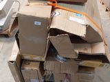 de nombreuses boîtes empilées dans une pièce