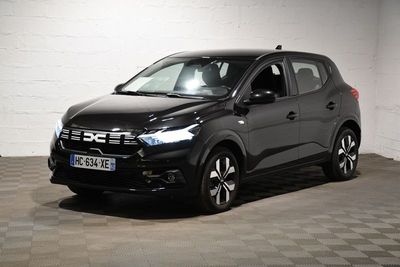 une voiture noire garée dans un garage au sol en damier