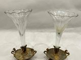 paire de vases anciens en verre avec des anses en laiton sur fond blanc