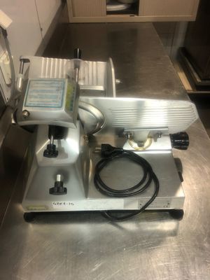 une machine posée sur une table dans une cuisine