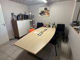 une image d'une salle de conférence avec une table et des chaises
