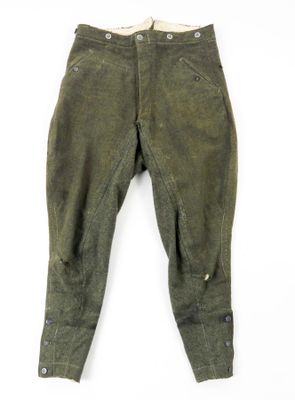 une image représentant un pantalon muni de boutons