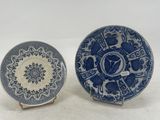 deux assiettes bleues et blanches ornées de motifs sur fond blanc