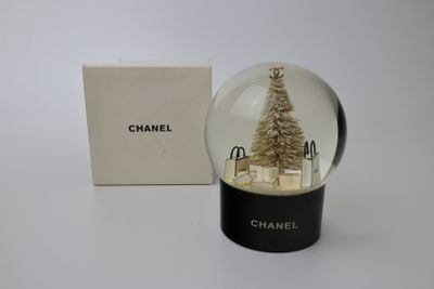 une boule à neige avec un sapin de Noël à l'intérieur
