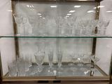 une vitrine contenant de nombreux verres