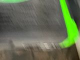 un gros plan d'un objet vert posé sur une table