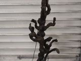une lampe posée au sommet d'un arbre