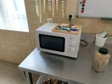 un micro-ondes posé sur une table dans une cuisine