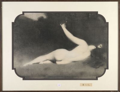 photographie en noir et blanc d'une femme nue allongée par terre