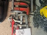 de nombreux outils posés sur le sol
