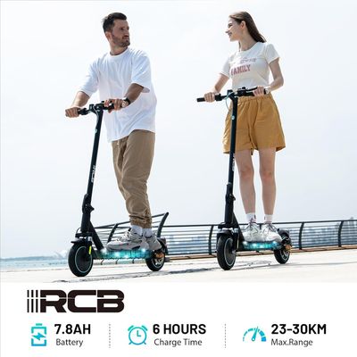 un homme et une femme qui font de la trottinette sur la plage