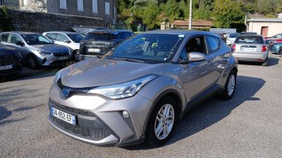 une Toyota C-HR argentée garée sur un parking