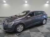 une voiture grise est garée dans une pièce au sol à carreaux