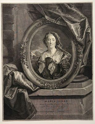 portrait d'une femme en robe noire devant un miroir