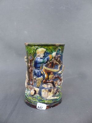 un vase sur lequel figure la photo d'un homme