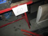 une table sur laquelle est posé un panneau indiquant « 60 »