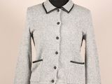une veste et une jupe pour femme sur un mannequin, un mannequin, un mannequin, un mannequin, un mannequin, un mannequin, un mannequin, un mannequin, un mannequin