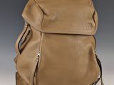 l'arrière d'un sac à dos beige muni d'une fermeture éclair
