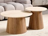 deux tables en bois posées sur un tapis devant un canapé