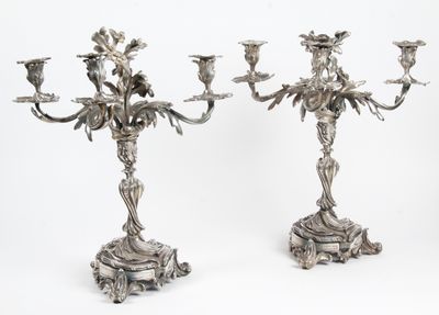 paire de candélabres anciens en métal argenté avec fleurs et feuilles
