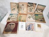 un grand nombre de livres posés sur une table