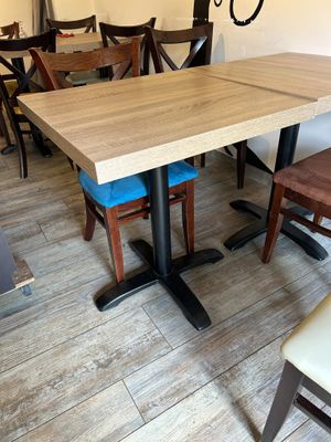 Lot de 19 tables avec plateau en stratifié façon bois et piétement en  - Photo 1