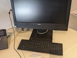 un bureau d'ordinateur équipé d'un écran, d'un clavier, d'une souris et d'un téléphone