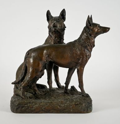 statue en bronze représentant deux chiens debout sur un rocher, sur fond blanc