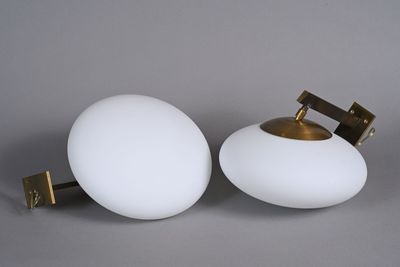 paire d'appliques murales en verre blanc et laiton, avec des ferrures en laiton