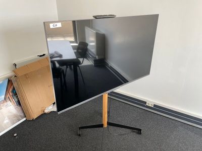 un téléviseur à écran plat posé sur un support dans une pièce