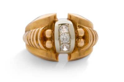une image d'une bague en or avec un diamant serti au centre