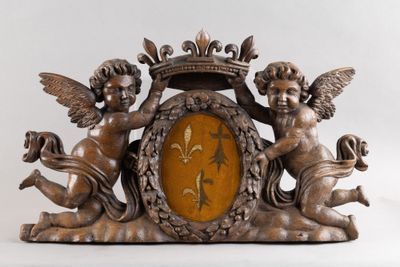 une horloge en bronze ornée d'anges sur fond blanc