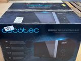emballage d'un carton contenant un système informatique posé sur une table