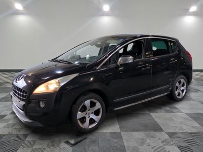 la photo d'une voiture noire garée dans un garage